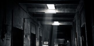 Jak zamontować Krzesło brazylijskie do sufitu? Jak zamontować Krzesło brazylijskie do sufitu?