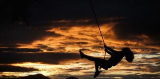 Jak zawiesić huśtawkę na drzewie?