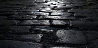 Co lepsze podłoże czy ziemia?