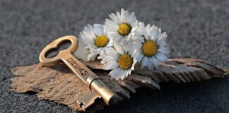 Jak otworzyć zablokowana szufladę?