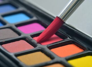 Jak się malować farba z brokatem?