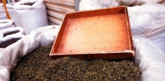 Jak przykleić sypki brokat?