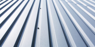 Wybór pokrycia dachowego: Czy metal jest lepszy od ceramiki