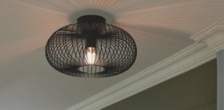 Lampy wykonane ze stali – rodzaje i zastosowanie Czarna lampa druciana w stylu industrialnym