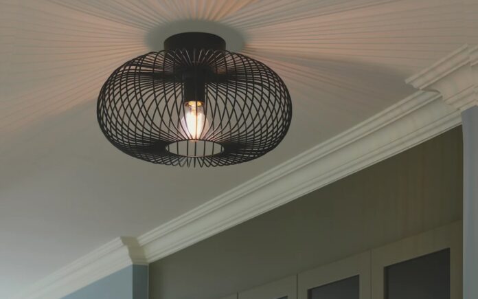 Czarna lampa druciana w stylu industrialnym Czarna lampa druciana w stylu industrialnym