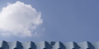 Blacha trapezowa na dachu — kiedy się sprawdzi? Blacha trapezowa na dachu