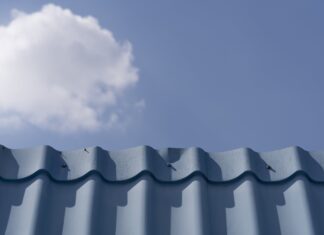 Blacha trapezowa na dachu