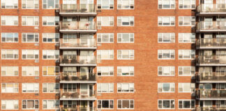 Zabudowa balkonu w kamienicy