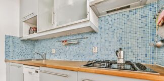 Jakie płytki do kuchni wybrać na ścianę nad blatem
