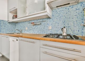 Jakie płytki do kuchni wybrać na ścianę nad blatem