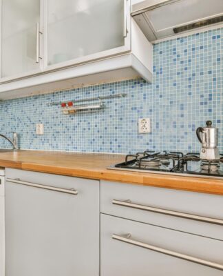 Jakie płytki do kuchni wybrać na ścianę nad blatem